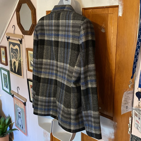 3/$20 - Tahari Blazer - Size 8P - Picture 9 of 12